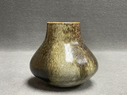 Tim ORR (Born 1940) 
Vase. 
H. 16 cm. 
D....