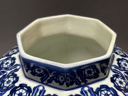 DELFT Covered earthenware pot. 
H. 46 cm....