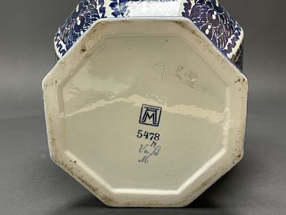 DELFT Covered earthenware pot. 
H. 46 cm....