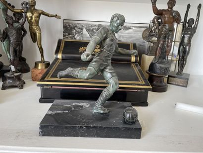 FOOTBALL
Statuette in regula with antique...