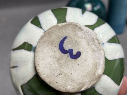 Lot de neuf céramiques diverses. 
H. : de...