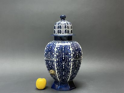 DELFT Covered earthenware pot. 
H. 46 cm....