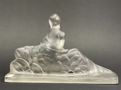 ETLING Woman with doves.
Translucent molded...