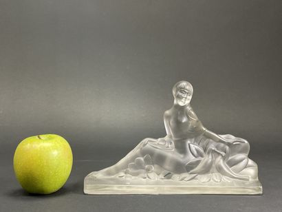 ETLING Woman with doves.
Translucent molded...