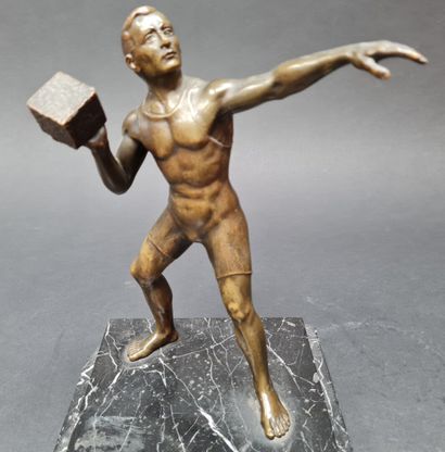 ATHLETISME: Lanceur de poids: 
Statuette...