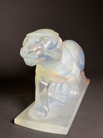 CESARI France.
Walking tiger.
Large opalescent...