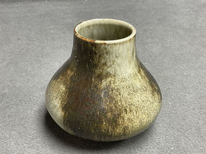 Tim ORR (Born 1940) 
Vase. 
H. 16 cm. 
D....