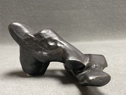 Tim ORR (Né 1940) 
Sculpture en céramique
12...