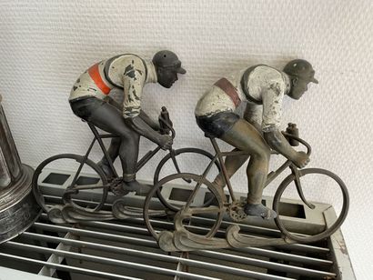 Two cyclists in patinated regule to fix.
Circa...