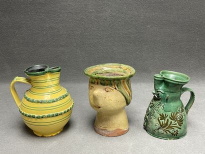 Ensemble de trois pichets. 
H. :23 cm, 22...
