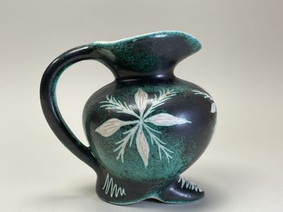 Charles VOLTZ (1923-1997). 
Pichet à décor...