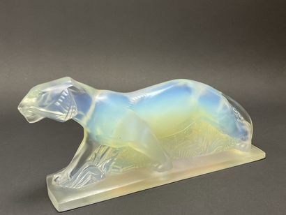 CESARI France.
Walking tiger.
Large opalescent...