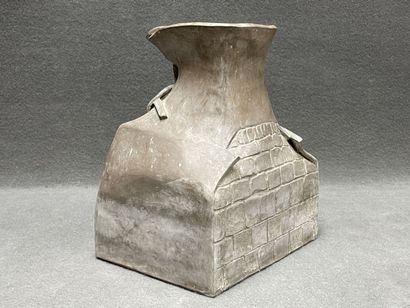 Stoneware sculpture vase. 
H. 35 cm. 
Crack...