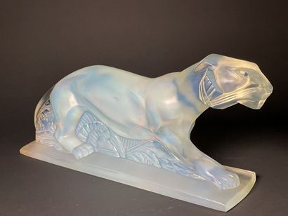 CESARI France.
Walking tiger.
Large opalescent...