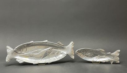 Deux plats poissons en métal.
L. : 30 cm...