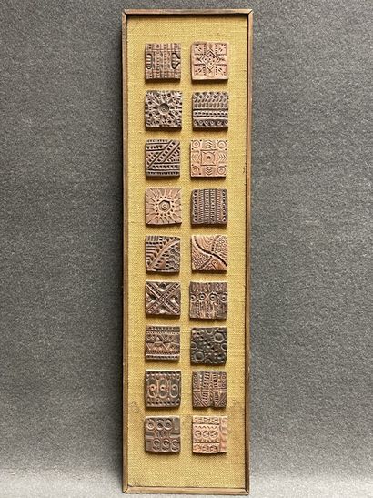 Plaque encadrée de multiples carrés estampés...