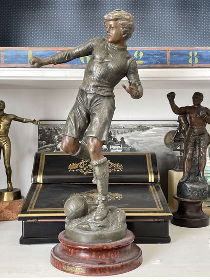 FOOTBALL: L et F MOREAU d'après
Soccer player.
Statuette...