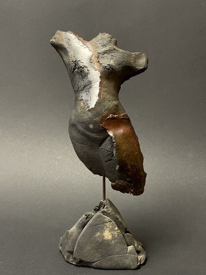 Buste de femme.
Sculpture en grès
H. :25...