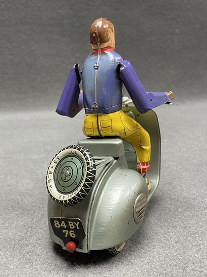 LA HOTTE SAINT NICOLAS 
Vespa et son motard
1955/1960
Boite...