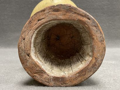 Ensemble de trois pichets. 
H. :23 cm, 22...