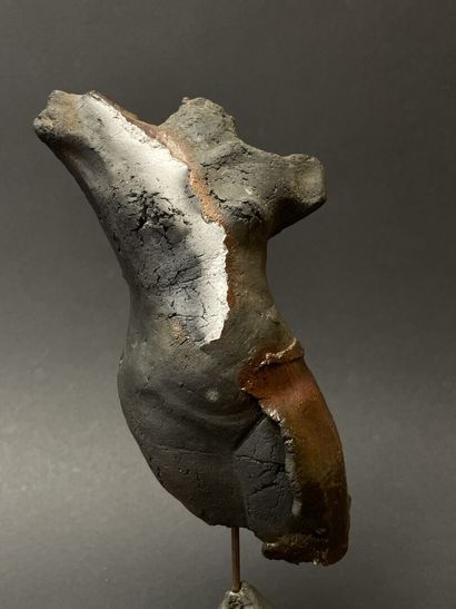 Buste de femme.
Sculpture en grès
H. :25...