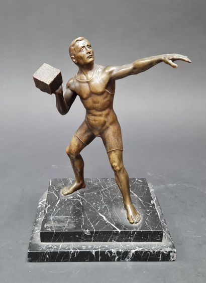 ATHLETISME: Lanceur de poids: 
Statuette...