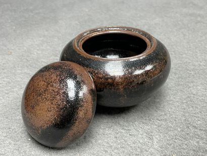 Lot de cinq céramiques. 
H. : de 8 à 23 cm....
