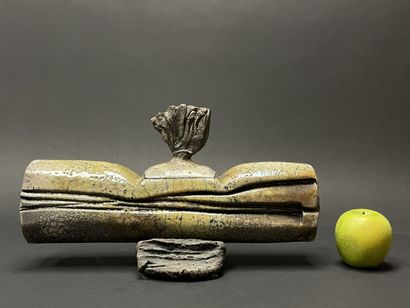 Grande boite en grès type raku sur socle
21...
