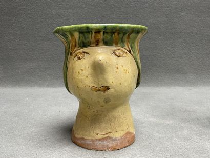 Ensemble de trois pichets. 
H. :23 cm, 22...