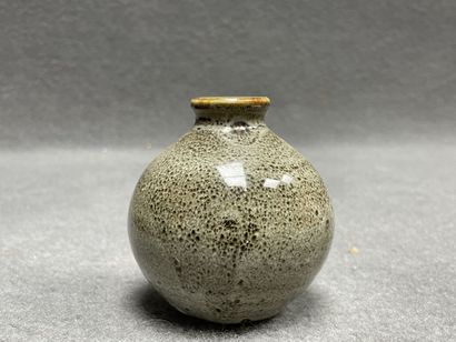Lot de cinq céramiques. 
H. : de 8 à 23 cm....