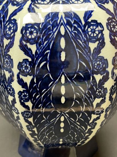 DELFT Covered earthenware pot. 
H. 46 cm....