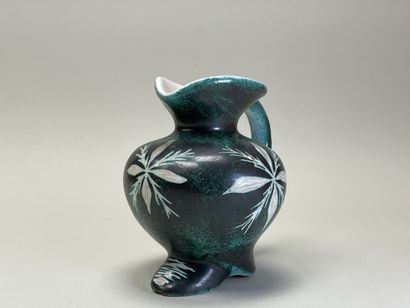 Charles VOLTZ (1923-1997). 
Pichet à décor...