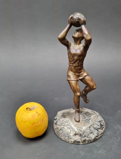 BASKETBALL
Statuette in patinated regula.
Marble...