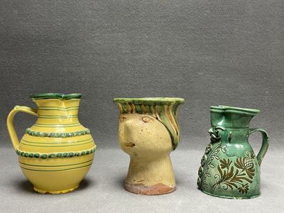 Ensemble de trois pichets. 
H. :23 cm, 22...