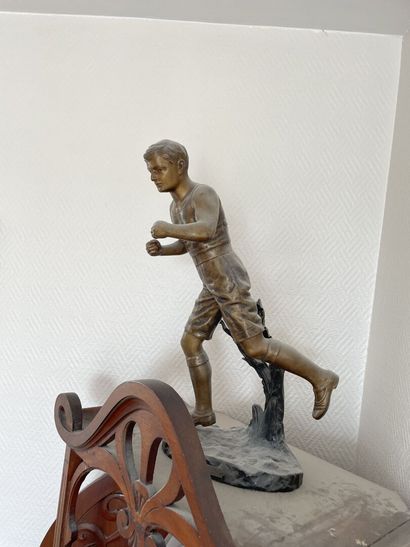 COURSE : statuette en régule patiné
H: 47...