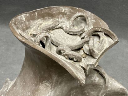 Stoneware sculpture vase. 
H. 35 cm. 
Crack...