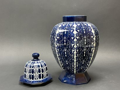 DELFT Covered earthenware pot. 
H. 46 cm....