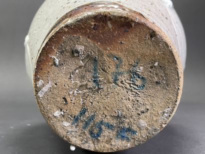 Vase en grès et épaisses coulures d'émail...