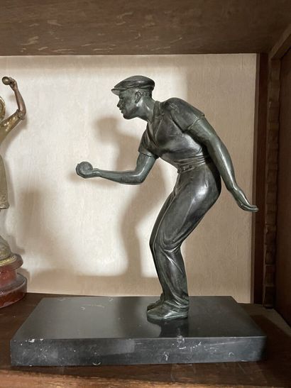 PETANQUE : Statuette en régule patine verte
H:...
