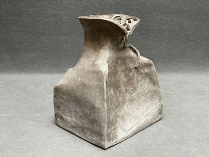 Stoneware sculpture vase. 
H. 35 cm. 
Crack...