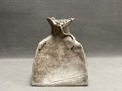 Stoneware sculpture vase. 
H. 35 cm. 
Crack...