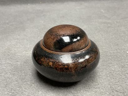 Lot de cinq céramiques. 
H. : de 8 à 23 cm....