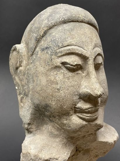 Ancienne tête de Bouddha.
Grès calcaire.
Birmanie...
