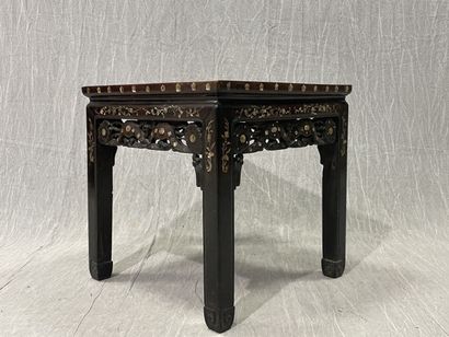 Petite table basse en bois exotique à incrustations...