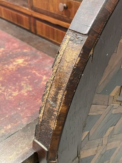 Cylinder inlaid desk with cubes.
Louis XV...