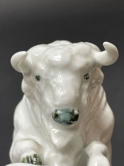 Manufacture ZSOLNAY. 
Bison en porcelaine....