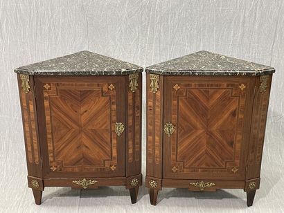 Pair of inlaid corners.
Louis XVI period...