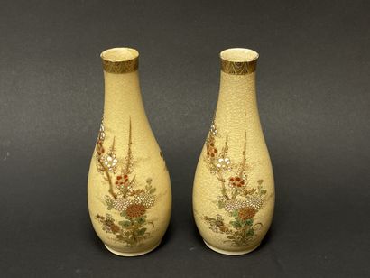 Paire de vases en faience de Satsuma.
Japon...
