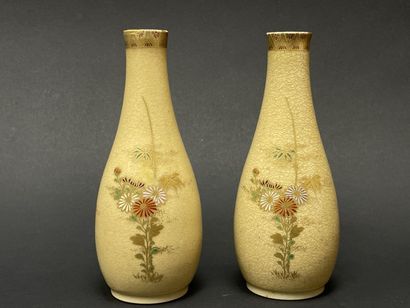Paire de vases en faience de Satsuma.
Japon...