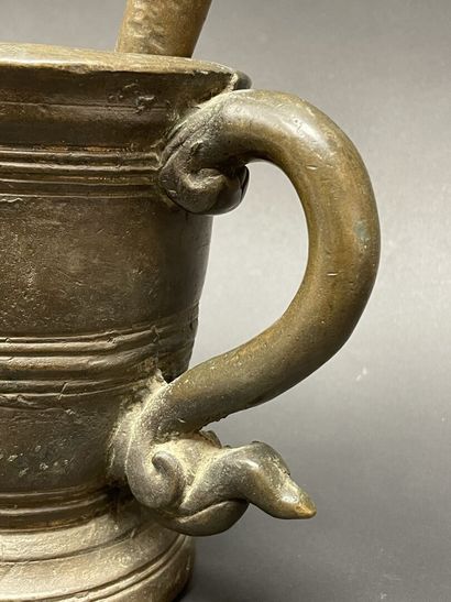 Flared apothecary mortar with concentric...